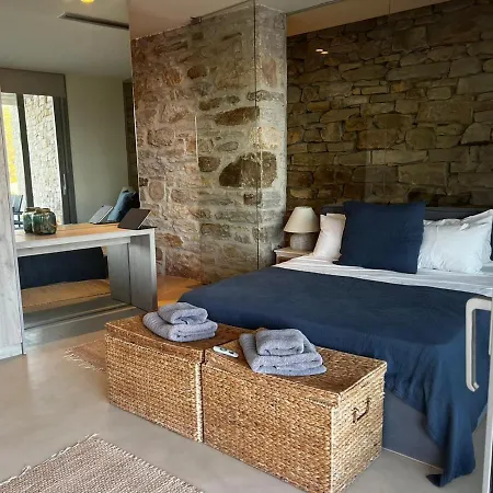 Private Five Br Luxury Peaceful Mylo W Two Pools Close To Mylopotas Beach Chora (Ios)
