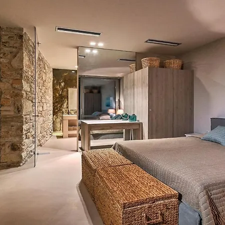 Private Five Br Luxury Peaceful Mylo W Two Pools Close To Mylopotas Beach Villa Chora (Ios)